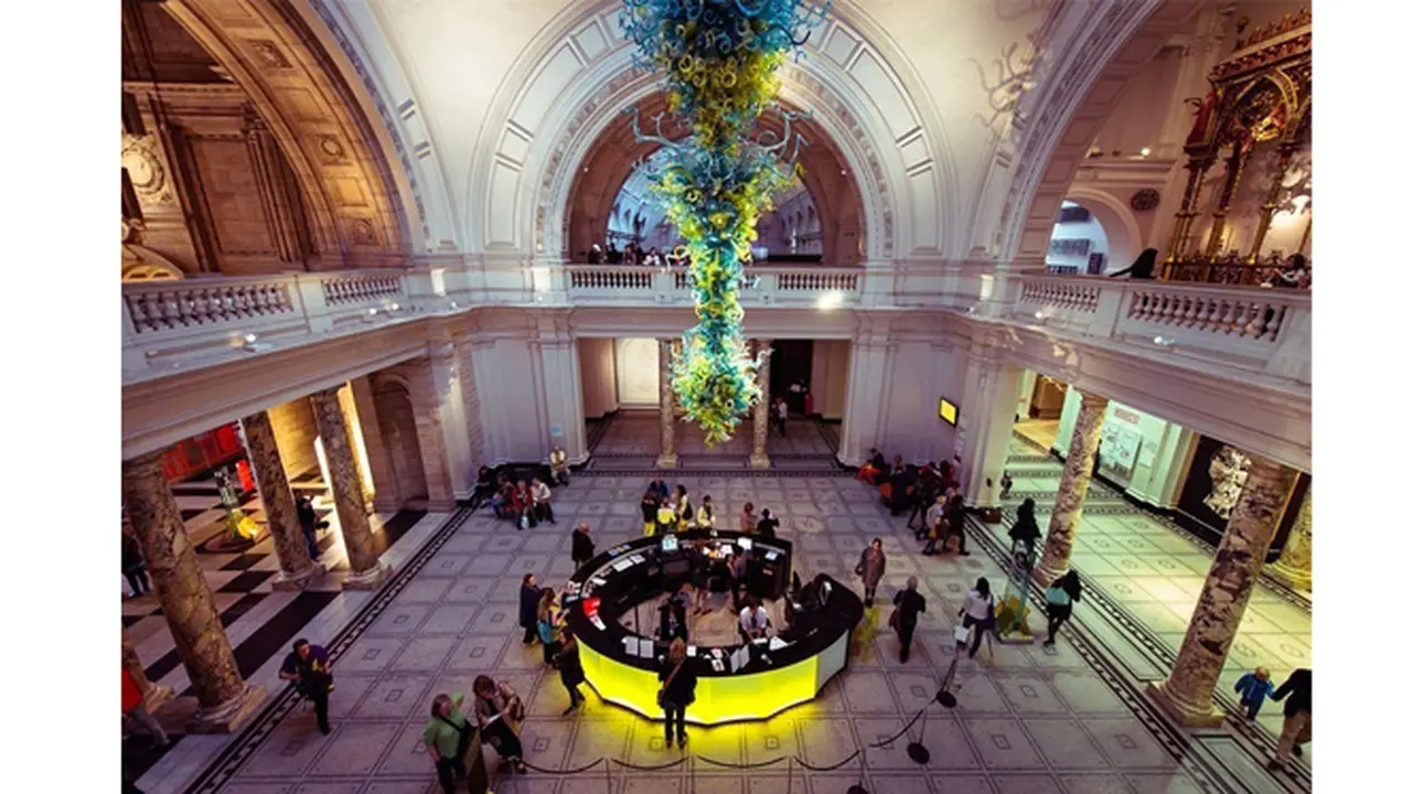 Lampu Gantung Raksasa Mirip Gurita Bikin Heboh Museum di London