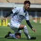 Bek Persib Bandung Achmad Jufriyanto menyambut gembira latihan tim di Stadion Gelora Bandung Lautan Api, Senin (1/3/2021). (Foto: MO Persib)