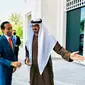 Presiden Jokowi disambut Putra Mahkota Abu Dhabi dan Wakil Panglima Tertinggi Angkatan Bersenjata Persatuan Emirat Arab (PEA) Sheikh Mohamed bin Zayed Al Nahyan saat tiba di Istana Al-Shatie Abu Dhabi, Rabu (3/11/2021).