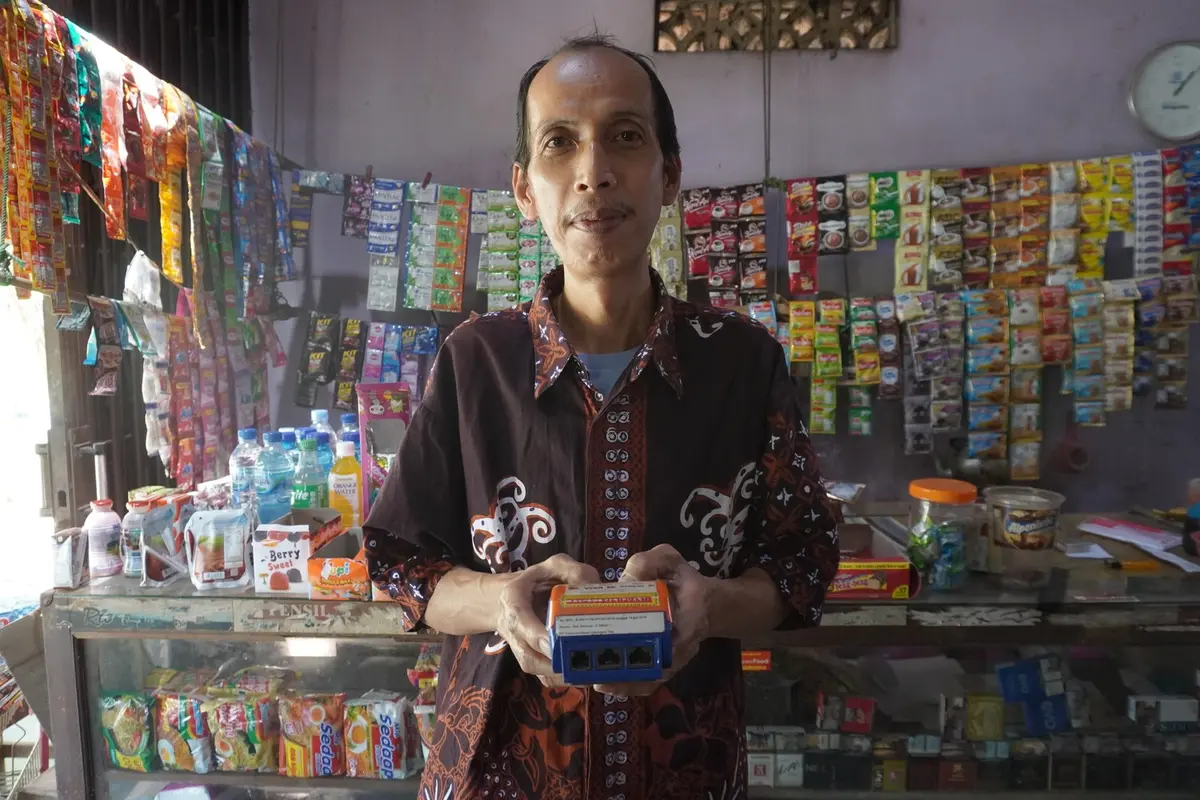 Supri Suharsana di toko kelontongnya, Rabu (20/3/2024).