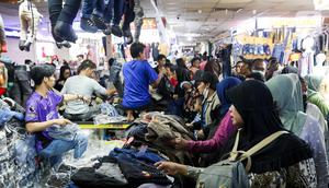 Salah satu pedagang mengatakan bahwa setiap menjelang Lebaran, Pasar Tanah Abang pasti akan dipadati pembeli dari berbagai daerah. (Liputan6.com/Herman Zakharia)