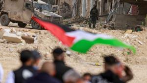Warga Palestina berunjuk rasa setelah tentara Israel memblokir pintu masuk kamp pengungsi Palestina Nur Shams di Tepi Barat yang diduduki pada Senin 9 Februari 2026. Warga Palestina yang mengungsi menuntut diizinkan kembali ke rumah yang mereka tinggalkan pada tahun lalu selama operasi militer Israel berlangsung. (Jaafar ASHTIYEH/AFP)