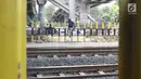 Pejalan kaki melewati pagar perlintasan kereta api di kawasan Tanjung Barat, Jakarta, Senin (7/1). Sejumlah pejalan kaki tetap memilih untuk melompati pagar pembatas dari pada menggunakan fasilitas JPO. (Liputan6.com/Immanuel Antonius)