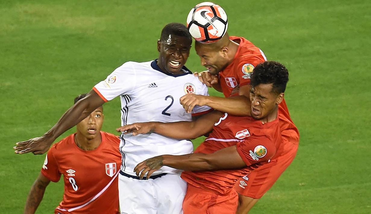 Bek Kolombia, Cristian Zapata, duel udara dengan pemain Peru pada laga perempat final Copa America Centenario. Sepanjang laga Kolombia lebih menguasai jalannya laga dengan penguasaan bola 51 persen. (AFP/Don Emmert)