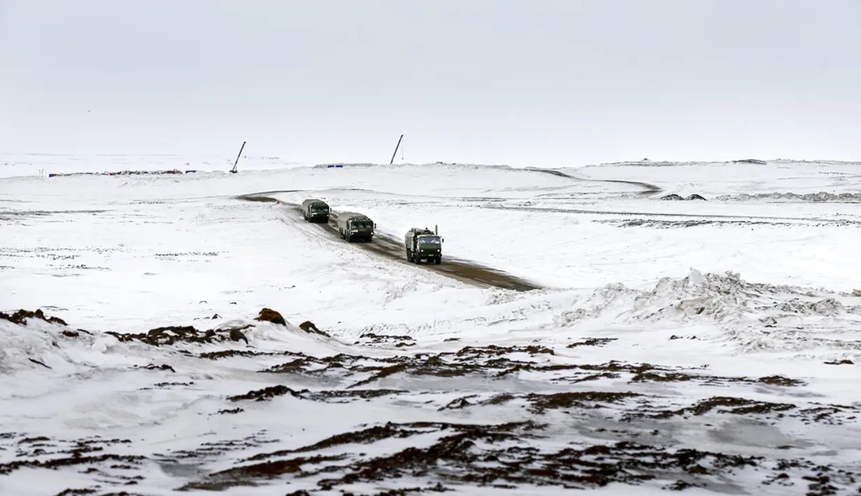 Sistem rudal antikapal Bastion bergerak dari posisi di Pulau Alexandra Land dekat Nagurskoye, Rusia, Senin (17/5/2021). Pangkalan militer paling utara Rusia ini memproyeksikan kekuatan dan pengaruh Moskow di seluruh Kutub Utara. (AP Photo/Alexander Zemlianichenko)
