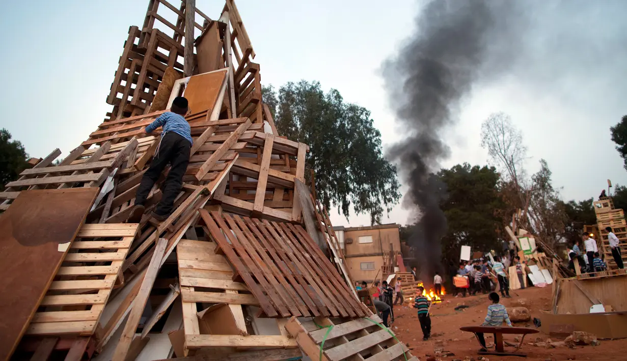 Anak-anak Yahudi Ultra Ortodoks menyusun kayu untuk membuat api unggun saat perayaan hari Lag Ba'Omer di Bnei Brak, Israel (2/5). (AP Photo / Oded Balilty)