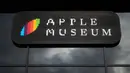 Peringatan ini sekaligus menghargai individu dan komunitas yang telah berperan dalam perkembangan teknologi Apple di seluruh dunia. Tampak dalam foto, Logo Museum Apple baru yang menelusuri 50 tahun inovasi merek ikonik ini, terlihat di Utrecht, Belanda, Rabu, 1 April 2026. (AP Photo/Peter Dejong)