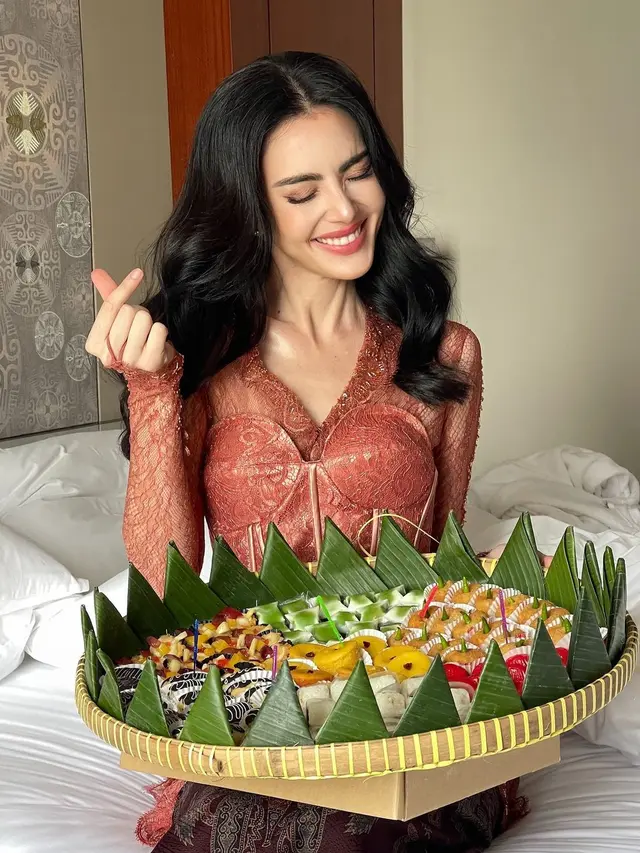 6 Gaya Melokal Aktris Thailand Davika Hoorne Pakai Kebaya sambil Makan Jajanan Pasar saat Tiba di Jakarta
