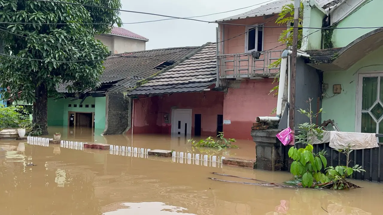 Banjir di Perumahan Sawangan Asri akibat luapan Kali Pesanggrahan, Sawangan, Depok.