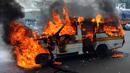 Satu unit angkutan kota (angkot) C062 jurusan Ciledug-Cipete terbakar di kawasan Kebun Nanas, Tangerang, Kamis (17/5). Peristiwa ini sempat membuat macet jalan yang menghubungkan Kota Tangerang dengan Kota Tangerang Selatan. (Merdeka.com/Arie Basuki)