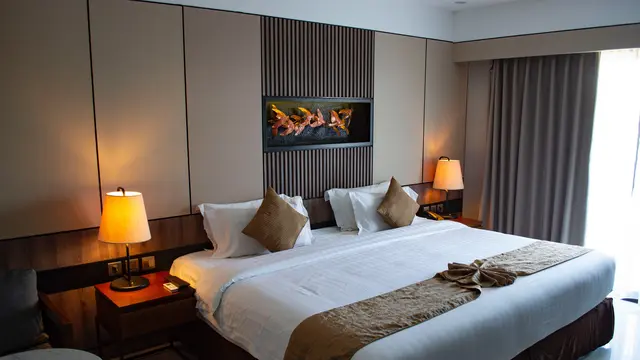 Contoh ilustrasi kamar hotel dengan tempat tidur nyaman