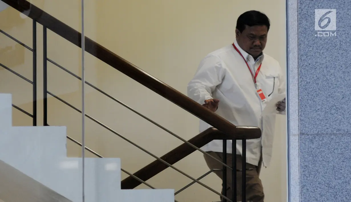 Bupati Labuhanbatu Utara Khairuddin Syah Sitorus menaiki tangga bersiap menjalani pemeriksaan di gedung KPK, Jakarta, Senin (20/8 Khaerudin Sitorus diperiksa terkait suap APBN-P tahun 2018. (Merdeka.com/Dwi Narwoko)