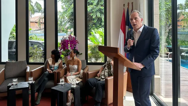 Duta Besar Prancis untuk Indonesia Fabian Panone dalam perayaan hubungan bilateral 75 tahun antara Prancis dan Indonesia di kediamannya di Jakarta, Rabu (11/12/2024). (Liputan6.com/Benedikta Miranti)