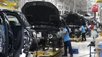 Pekerja menyelesaikan perakitan mobil Mercedes Benz di Pabrik Mercedes Benz, Wanaherang, Bogor (11/12). Mercededes-Benz C-Class generasi terbaru kini resmi masuk jalur produksi pabrik Mercedes-Benz di Wanaherang, Bogor. (Liputan6.com/Herman Zakharia)