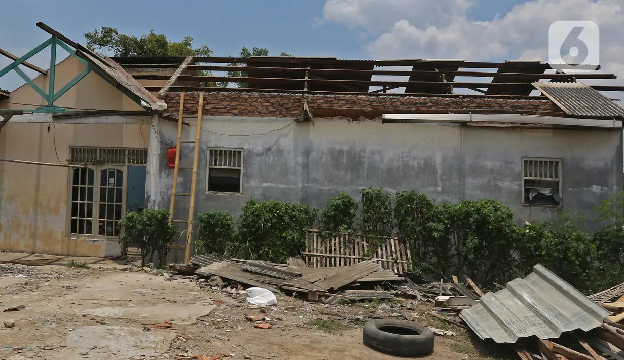 Kondisi atap dan bangunan rumah yang rusak diterjang angin puting beliung di Kaliabang Tengah, Kota Bekasi, Sabtu (24/10/2020). Menurut Badan Penanggulangan Bencana Daerah (BPBD) sebanyak 159 rumah terdampak puting beliung yang terjadi Jumat siang. (Liputan6.com/Herman Zakharia)