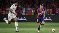 Gelandang Real Madrid asal Inggris #05, Jude Bellingham, menantang gelandang Barcelona asal Spanyol #08, Pedri, dalam pertandingan final Copa del Rey (Piala Raja) antara FC Barcelona dan Real Madrid CF di Stadion La Cartuja, Sevilla, pada 26 April 2025.Josep LAGO / AFP