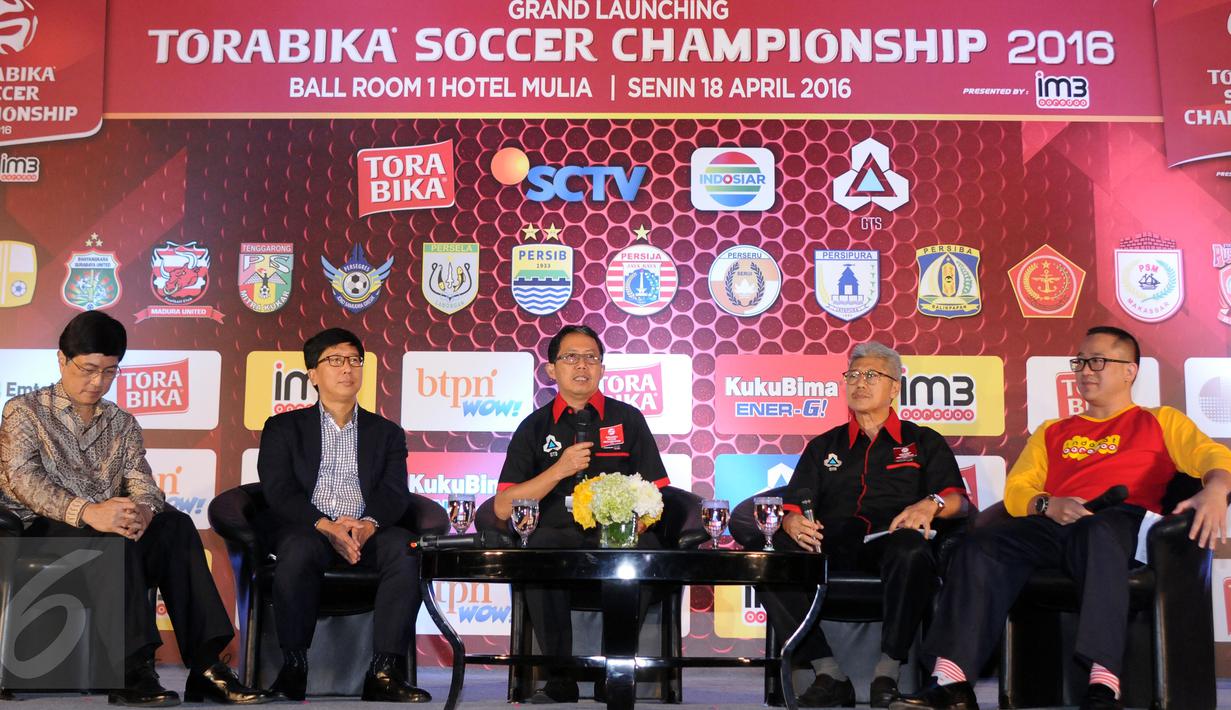 Direktur Utama PT GTS, Joko Driyono (tengah) menjawab pertanyaan saat peluncuran Torabika Soccer Championship 2016 di Hotel Mulia, Jakarta, Senin (18/4/2016). TSC diikuti 18 klub sepakbola professional se-Indonesia. (Liputan6.com/Helmi Fithriansyah)