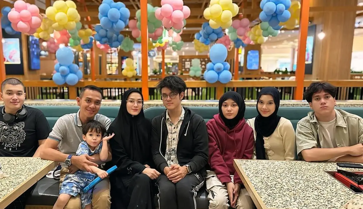 Lyra Virna dan Fadlan Muhammad kerap membagikan kebersamaan bareng keenam anak mereka. Khususnya saat pergi makan bersama di restoran. Bahagia bisa menikmati hidangan dengan formasi lengkap, Lyra pun mengucap rasa syukurnya. (Liputan.com/IG/@lyravirna)