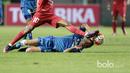Pemain Persib Bandung, Shohei Matsunaga terjatuh saat berduel dengan pemain Semen Padang, Vendry Mofu pada perebutan tempat ketiga Piala Presiden 2017 di Stadion Pakansari, Bogor, Sabtu (11/3/2017). (Bola.com/Nicklas Hanoatubun)