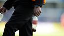 Bahkan, botol minuman soda turut dilemparkan suporter QPR ke lapangan. (AP Photo/Matt Dunham)