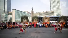 Pemain reog Ponorogo beraksi menghibur pengunjung di area car free day kawasan Bundaran Hotel Indonesia (HI), Jakarta, Minggu (28/4/2019). Kegiatan untuk memperingati Hari Kartini tersebut turut diramaikan oleh sejumlah polisi wanita (polwan). (Liputan6.com/Faizal Fanani)
