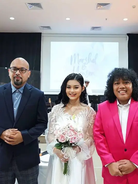 Pernikahan Marshel Widianto dengan Yansen Indiani alias Cesen masih menjadi perbincangan. Kabar ini mencuat setelah komika itu membagikan momen kehadiran anak pertamanya. Selama ini, Marshel kerap disebut-sebut pacaran dengan Celine Evangelista.[Instagram/marshel_widianto]