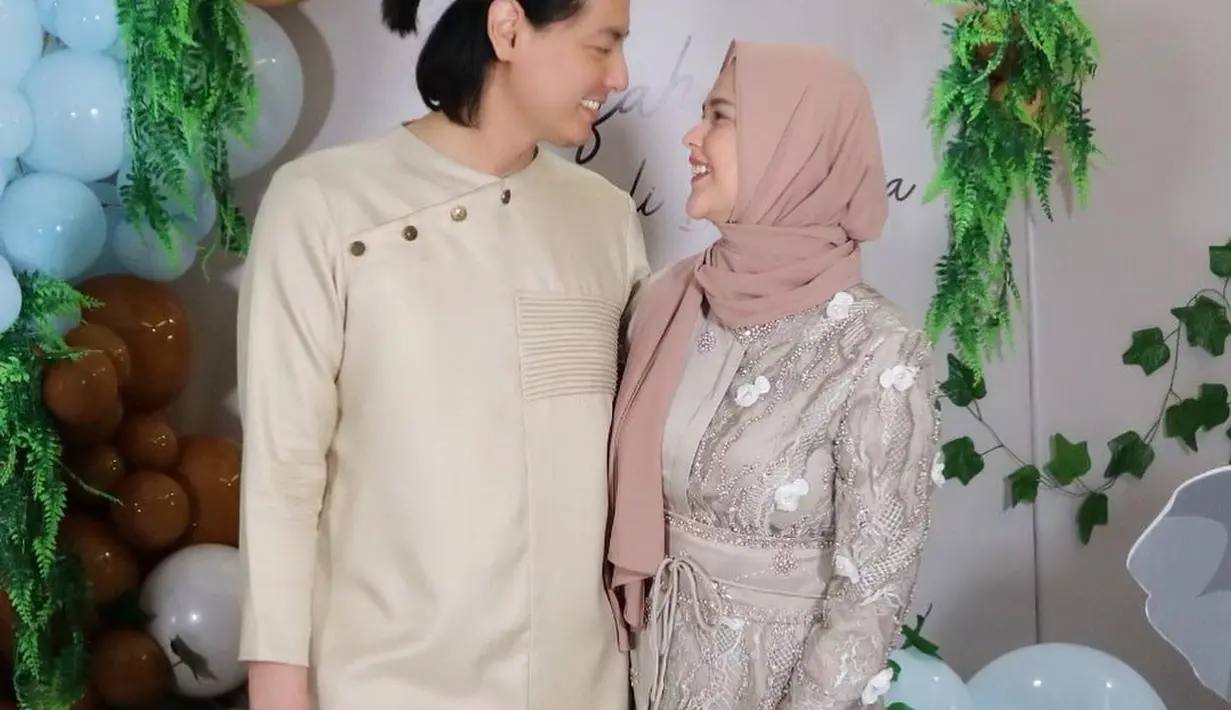 "Papi Shaquille @rogerojey. Cepat Sembuh yaaaa. Biar kita sama-sama jagain Shaquille lagi," tulis Cut Meyriska dalam keterangan postingannya.  (Instagram/rogerojey)