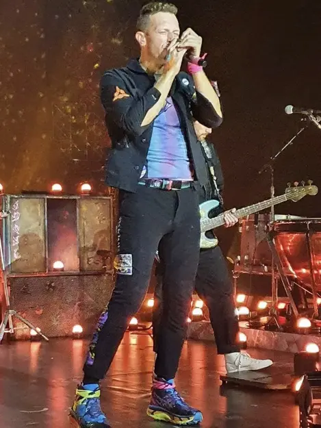 Chris Martin Kenakan Sepatu dari Tempat Sampah untuk Era Album Coldplay Terbaru/dok. Instagram @coldpayplayinghq