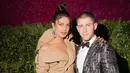 Dilansir dari HollywoodLife, keduanya baru dua bulan berpacaran dan memutuskan untuk melangkah ke tahap selajutnya. (KEVIN TACHMAN-VOGUE-REX-SHUTTERS)