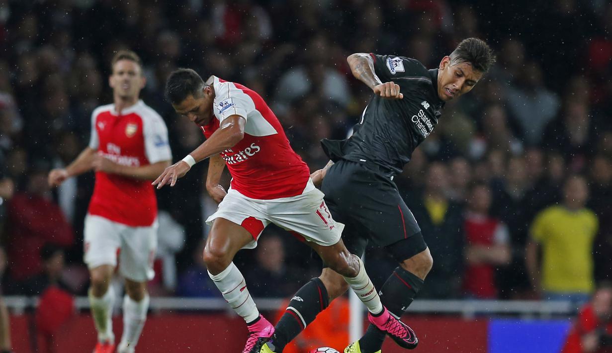 Alexis Sanchez (kiri) berebut bola dengan Roberto Firmino. (Reuters/Eddie Keogh)