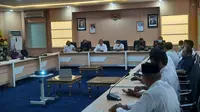 Audiensi Pemkab Paser dengan tiga organisasi petani terkait anjloknya harga TBS, Rabu (18/5/2022). (Liputan6.com/istimewa)