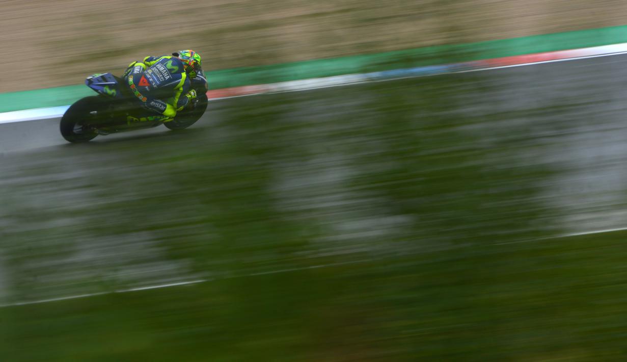 Aksi pebalap andalan Movistar Yamaha MotoGP Team, Valentino Rossi dengan kecepatan penuh pada sesi latihan bebas di Sirkuit Brno, (4/8/2017). Marc Marquez menjadi juara pada balapan tersebut. (AFP/Michal Cizek) 