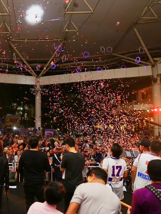 Di ulang tahunnya yang pertama, bintang.com merayakannya dengan suatu suguhan yang spesial. Lewat konser bertajuk 3 Generasi, tampil beberapa musisi ternama yang telah meramaikan industri entertainment tanah air. (Adrian Putra/Bintang.com)