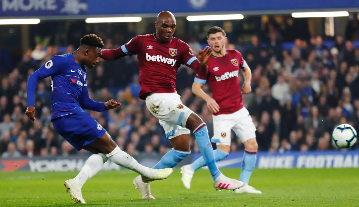 Pemain Chelsea, Callum Hudson-Odoi berusaha mencetak gol ke gawang West Ham United dalam lanjutan Liga Inggris 2018/2019 di Stadion Stamford Bridge, Senin (8/4). Dengan dua gol Eden Hazard , Chelsea menang 2-0 di derby London tersebut. (Reuters/Tony O'Brien)