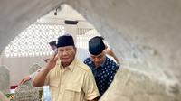 Calon Presiden (Capres) nomor urut 02, Prabowo Subianto, bersilaturahmi ke kediaman Habib Ali bin Abdurrahman bin Muhammad bil Ali Alhabsyi, generasi ketiga Habib Kwitang, di Jakarta Pusat, Jumat (16/2) (Istimewa)
