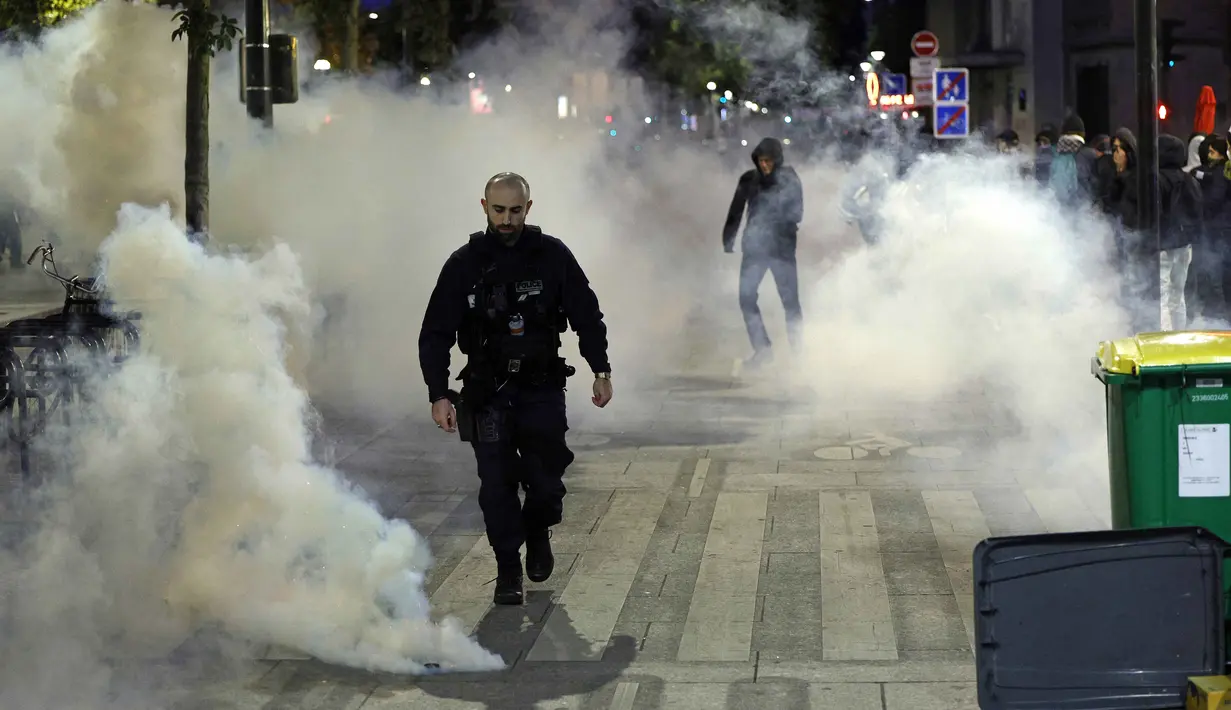 Mereka juga menuntut peningkatan anggaran layanan publik, pajak lebih tinggi untuk mereka yang lebih mampu, serta pembatalan perubahan pada dana pensiun negara. (GEOFFROY VAN DER HASSELT/AFP)