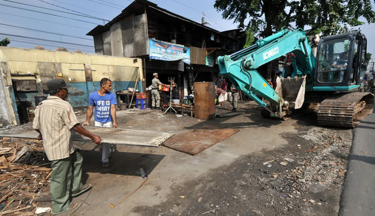Suasana pembongkaran bangunan liar di kawasan Lenteng Agung berjalan lancar tanpa keributan, Jakarta, Rabu (28/1/2015). (Liputan6.com/Miftahul Hayat) 