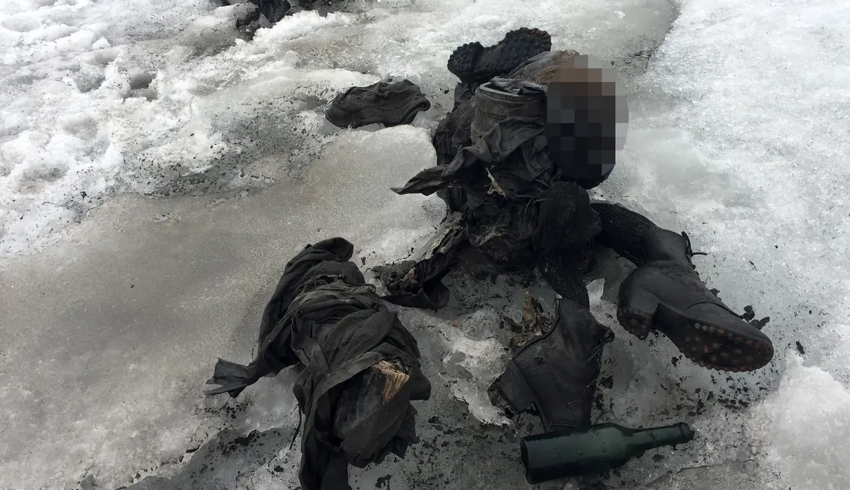Sepasang mayat yang mengalami pengawetan alami ditemukan di sebuah gletser di pegunungan Diablerets, di Swiss (18/7). Mayat ini adalah pasangan dari Swiss yang menhilang di pegunungan Alpen 75 Tahun lalu. (AFP Photo/Glacier 3000)