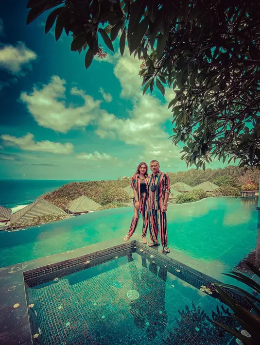 "Baru aku sadari sekarang ternyata dengan begitu, kita jadi lebih ringan dalam menjalani hidup, terbuka dengan apa pun.. dibalik banyak nyebelin nya kamu ke aku hehe tapi untuk hal2 begini aku bangga sm kamu sayang @ananghijau," pungkas Ashanty. (Instagram/ashanty_ash)