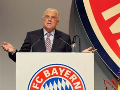 Presiden Bayern Muenchen, Franz Beckenbauer dalam pertemuan tahunan klub di Munich pada 7 November 2008. Pertemuan itu dihadiri lebih dari 1000 anggota klub. AFP PHOTO/KAVEH ROSTAMKAHNI