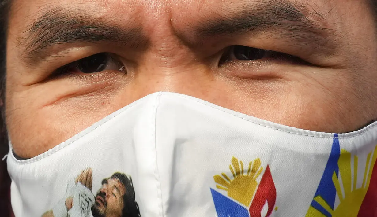 Pensiunan bintang tinju dan senator Filipina Manny Pacquiao mengenakan masker untuk mencegah penyebaran virus corona COVID-19 sebelum mengajukan sertifikat pencalonannya untuk pemilihan presiden tahun depan di Komisi Pemilihan Umum, Manila, Filipina, Jumat (1/10/2021). (AP Photo/Aaron Favila)