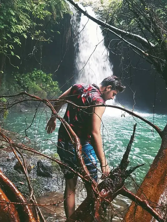 Tak hanya pergi ke Benang Setukel, kekasih Ranty Maria ini juga pergi ke air terjun Benang Kelambu. (Foto: instagram.com/ammarzoni)