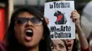 Pengunjuk rasa memegang sebuah poster di samping polisi anti huru hara saat demonstrasi menentang adu banteng di luar arena adu banteng di Mexico City, Meksiko 29 Mei 2016. (REUTERS / Henry Romero)