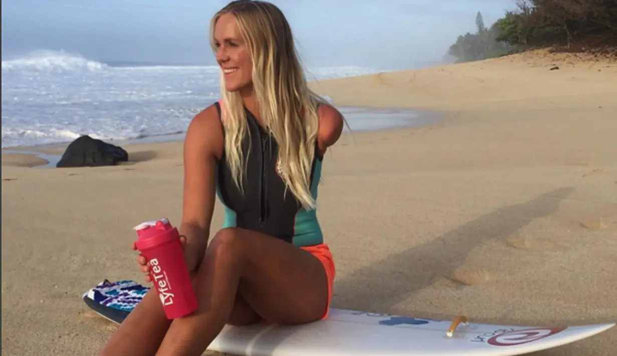 Bethany Hamilton selamat dari serangan hiu walaupun akhirnya harus merelakan satu tangannya hilang. (Bola.com/Instagram)