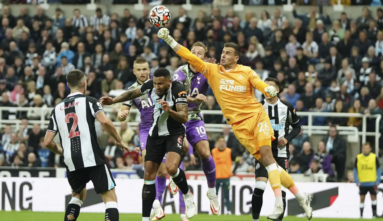Sementara gol The Magpies disumbangkan oleh Callum Wilson dan Gol bunuh diri Eric Dier. (AP/Jon Super)