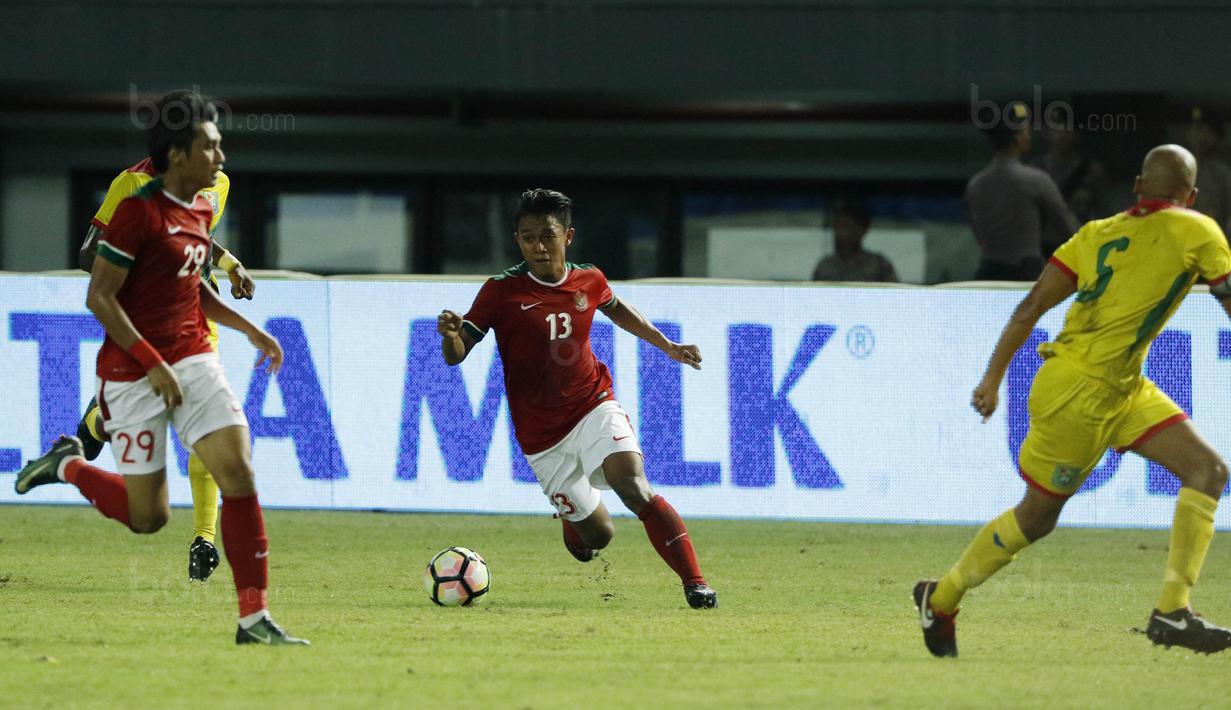 Gelandang Indonesia, Febri Haryadi, berusaha melewati pemain Guyana di Stadion Patriot, Bekasi, Sabtu (25/11/2017). Indonesia menang 2-1 atas Guyana. (Bola.com/M Iqbal Ichsan)