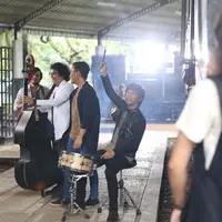 Grup band D'Masiv kembali menggarap video klip untuk single kedua dari album Orange. Syuting video klip lagu andalan berjudul Melody mengambil lokasi di Jakarta Timur. (Nurwahyunan/Bintang.com)