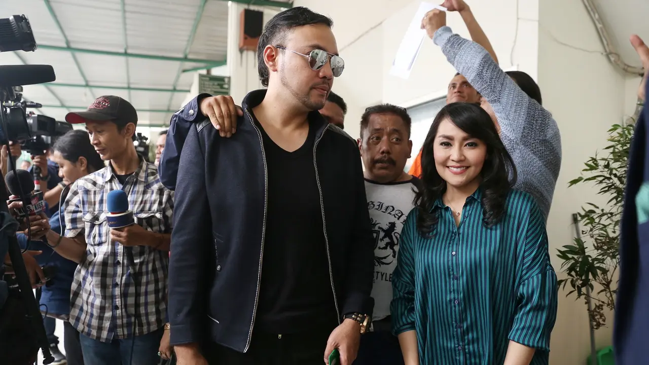 [Bintang] Tessa Kaunang dan Sandy Tumiwa