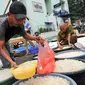 Seorang pedagang saat melayani pembeli kolang-kaling di Pasar Induk, Kramat Jati, Senin (13/6). Memasuki bulan Ramadan permintaan kolang-kaling untuk campuran minuman buah berbuka puasa meningkat dibandingkan hari biasa. (Liputan6.com/Yoppy Renato)