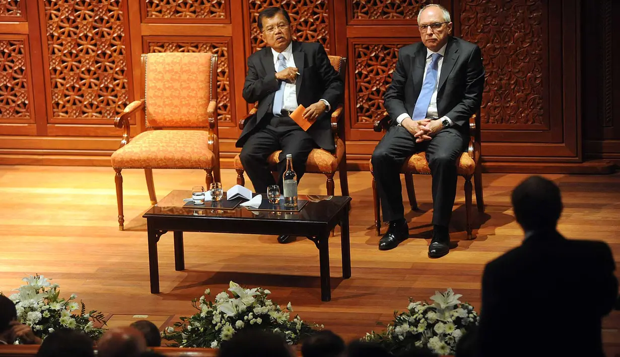 Wapres Jusuf Kalla mendengarkan pertanyaan saat memberikan kuliah umum di Pusat Studi Kajian Agama Islam University of Oxford, Inggris, Kamis (18/5). JK memberikan kuliah umum bertema Islam Jalan Tengah atau Islam toleran Indonesia. (Tim Media Wapres)